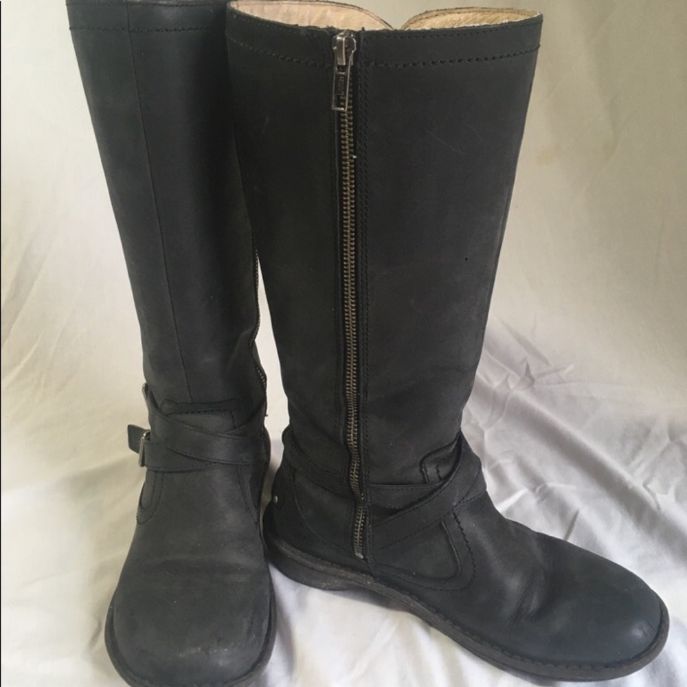 Black leather Ugg boots used- great condition 8 US